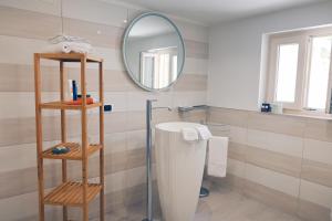 维耶斯泰Tenuta Valle Della Corte的一间带卫生间和镜子的浴室