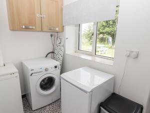 TalbennyThe Cottage的小型洗衣房配有洗衣机和窗户。