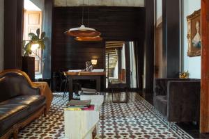 莱昂Elena de Cobre, Leon, a Member of Design Hotels的客厅配有沙发和桌子