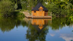 GivrauvalLes Cabanes Flottantes的湖畔的木屋