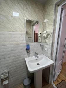 卡兹贝吉Polaris Kazbegi的一间带水槽和镜子的浴室