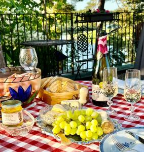 赛夫勒比勒鲁德别墅酒店的一张野餐桌,包括一瓶葡萄酒和葡萄