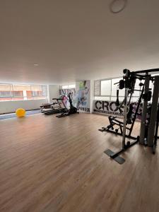 布卡拉曼加2403 Apto privado con vista en el centro de B/ga的一间健身房,里面装有两台跑步机和举重器材