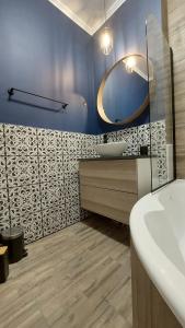 久洛Glamour Apartman的一间带水槽和镜子的浴室