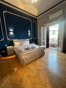 开罗downtown Family Suites的一间大卧室,配有一张蓝色墙壁的大床
