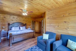 哈里森Secluded Harrison Retreat Near Buffalo Natl River的一间卧室配有一张床和两张蓝色椅子