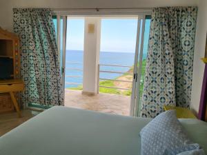 CuatunalcoHotel Luz de Mar ' right on the beach的海景客房 - 带一张床