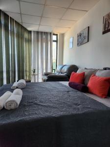 普里什蒂纳Hotel City Rooms Prishtina的一间卧室配有一张大床和毛巾