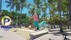 马塞约波尔图尔旅馆的海滩上一根杆上的美人鱼雕像