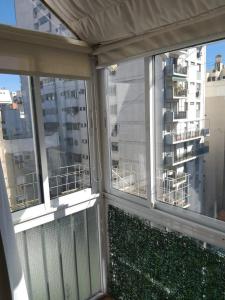布宜诺斯艾利斯Monoambiente Palermo temporario的阳台设有窗户,享有建筑的景致。