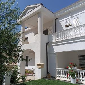 都拉斯Villa Kurti的白色的房子,设有门廊和阳台
