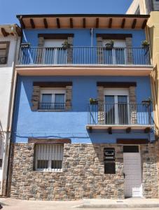 IbdesRua 82 Apartamentos的蓝色的建筑,设有窗户和阳台