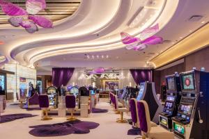 比洛克西斯卡尔洛特珍珠赌场度假酒店的赌场,有一堆电子游戏机