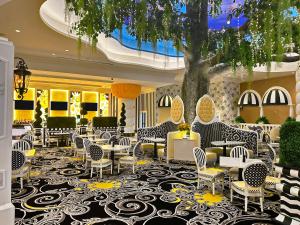 比洛克西斯卡尔洛特珍珠赌场度假酒店的大堂设有桌椅和一棵树