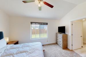 贝尔格莱德Bridger View Retreat的一间卧室配有一张床和吊扇