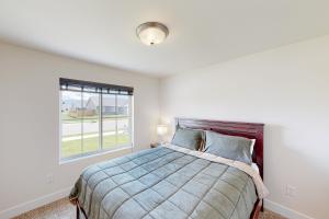 贝尔格莱德Bridger View Retreat的一间卧室设有一张床和一个窗口