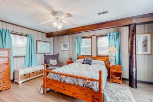 埃迪斯托艾兰Drehers Victory的一间卧室配有木床和蓝色窗帘