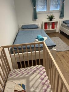 马尔卡纳Apartment CReO Loborika的一张婴儿床,放在带一张床的房间