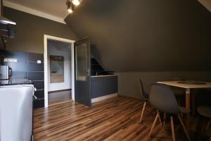 斯维塔维Vila Benetton的厨房配有柜台、桌子和冰箱。