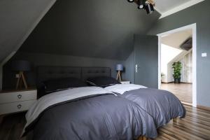 斯维塔维Vila Benetton的一间卧室设有一张大床和灰色的墙壁