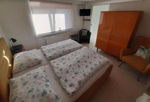 伏尔塔瓦河畔赫卢博卡阿德拉公寓的一间卧室设有两张床、一个窗口和椅子