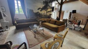塔登Manoir de La Garaye - Suite Parentale的带沙发和桌椅的客厅