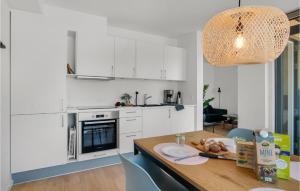 斯劳厄尔瑟Havnehusene, Lejl, 59的厨房配有白色橱柜和木制台面