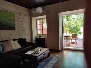 塔维拉Tavira Townhome with private Garden的带沙发和咖啡桌的客厅