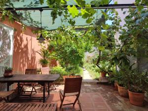 塔维拉Tavira Townhome with private Garden的庭院配有桌椅和植物