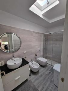 马斯帕洛马斯Chalet con 3 camere e giardino的浴室设有2个水槽、镜子和淋浴。