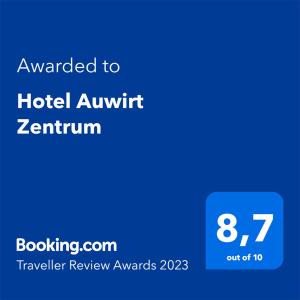 萨尔巴赫Hotel Auwirt Zentrum的蓝色标语,标有给酒店的文字等待着酒店的赞美