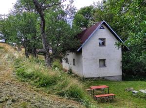 卡罗林卡chaloupka Karolinka的前面有一张野餐桌的房子