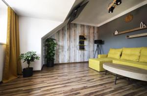 斯维塔维Vila Benetton的客厅设有黄色沙发和木地板