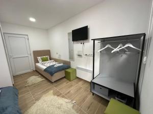 维索科Ravne Energy Apartments的小房间设有床和镜子
