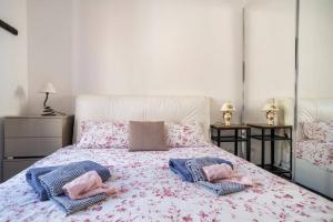 阿沃拉Tonsorim Affitti brevi的一间卧室配有一张床,上面有两条毛巾