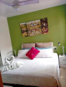 鲁伊德拉RUIDERA HOLIDAY的一间卧室配有一张白色的床和绿色的墙壁