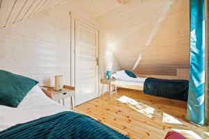 詹塔尔Natura Jantar - Całoroczne domy drewniane的小木屋内带两张床的房间