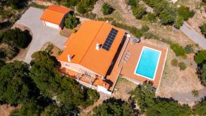 蒙希克Luar do Cano的享有带游泳池的别墅的顶部景致