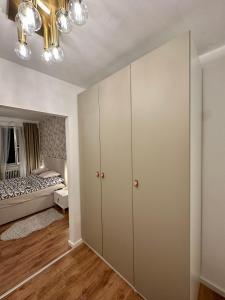 布拉迪斯拉发CASTLE HILL apt in Old Town of Bratislava with free parking的卧室配有白色橱柜和1张床。