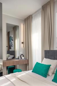 里耶卡Upper Premium Apartments的一间卧室配有一张床、一张书桌和一面镜子