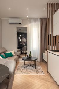 里耶卡Upper Premium Apartments的客厅配有沙发和桌子