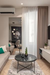 里耶卡Upper Premium Apartments的客厅配有沙发和桌子