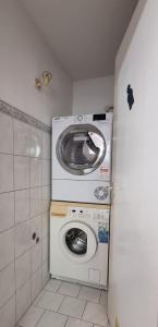 万根伊姆阿尔戈伊Ferienzimmer in der Altstadt的小型浴室内的洗衣机和烘干机