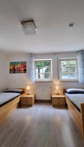 万根伊姆阿尔戈伊Ferienzimmer in der Altstadt的一间卧室设有两张床和两个窗户。