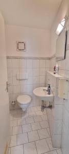 万根伊姆阿尔戈伊Ferienzimmer in der Altstadt的白色的浴室设有卫生间和水槽。