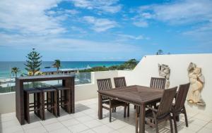 金斯克里福Paradiso Resort by Kingscliff Accommodation的一个带桌椅的庭院和大海