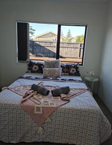 奥克兰Auckland airport holiday home的一间卧室设有一张大床和大窗户