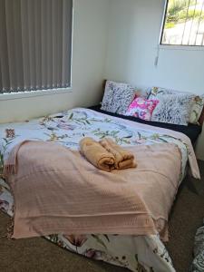 奥克兰Auckland airport holiday home的卧室里的一张带毛巾的床