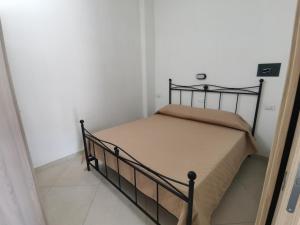 佩斯基奇Appartamenti da Matteo的小房间的小床