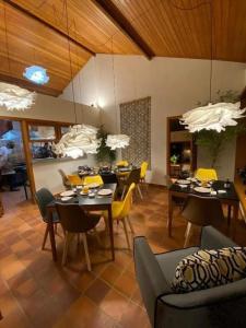 圣佩德罗塞拉CasAlê Come&Dorme的用餐室配有桌子和黄色椅子